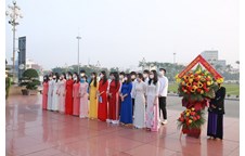 Hội Sinh viên trường Đại học Vinh tổ chức Lễ báo công tại tượng đài Bác Hồ đặt tại Quảng trường Hồ Chí Minh, thành phố Vinh
