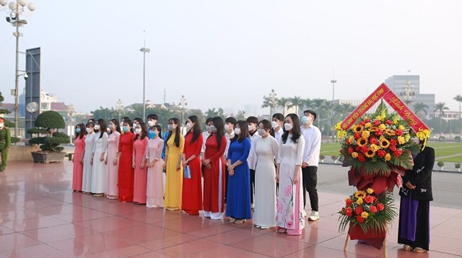  Hội Sinh viên trường Đại học Vinh tổ chức Lễ báo công tại tượng đài Bác Hồ đặt tại Quảng trường Hồ Chí Minh, thành phố Vinh