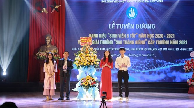  Sinh viên Trường Đại học Vinh tự hào truyền thống Hội Sinh viên Việt Nam