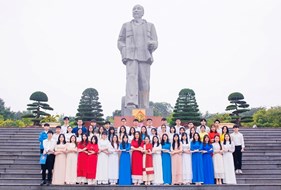  Hội Sinh viên Trường Đại học Vinh tổ chức Lễ báo công tại Quảng trường Hồ Chí Minh, thành phố Vinh